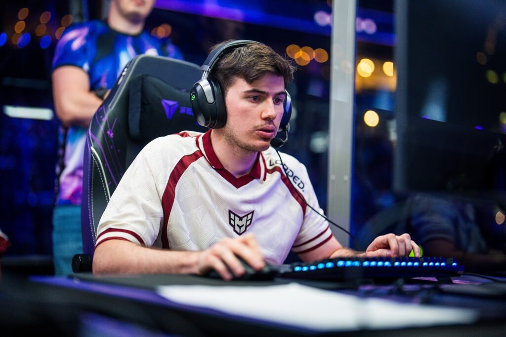 Yuma playing dota 2 tournament